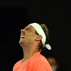 Tsitsipas derriba a Nadal tras remontarle dos sets