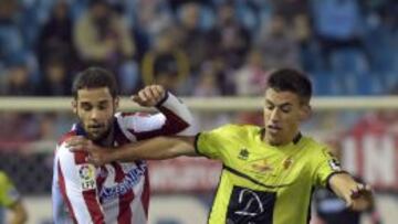 Rubén Alcaraz pugna un balón con Mario Suárez.