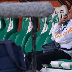 'Tuca' Ferretti recibiría sanción tras ser captado fumando en la banca del TSM