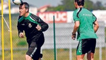 <b>RELAJADOS. </b>Muñiz y Pinillos formando equipo en uno de los partidos de fútbol-tenis.