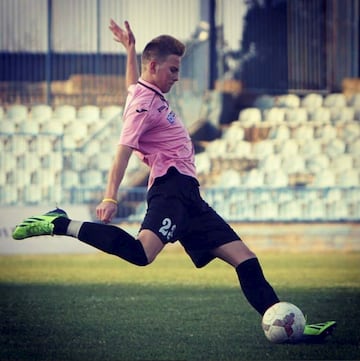 Jugaron durante tres años en la escuela de fútbol Altina de la ciudad de Zemun. Pero finalmente volvieron a su ciudad natal Kraljevo donde ficharon por el OFK de Belgrado.