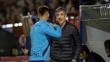 TALAVERA DE LA REINA (TOLEDO), 13/11/2022.- El entrenador de la Real Sociedad Imanol Alguacil da instrucciones a uno de sus jugadorse en el partido ante el CD Cazalegas, correspondiente a la primera ronda de la Copa del Rey disputado este domingo en el estadio de El Prado, de Talavera de la Reina (Toledo). EFE/Manu Reino
