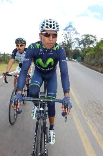 Nairo Quintana hizo un recorrido de casi 400 kil&oacute;metros por Boyac&aacute;. No es nada raro, son las carreteras de su tierra que conoce como la palma de su mano y en las que siempre entrena. Lo diferente esta vez fue que lo hizo ante los ojos de la prensa. Fue un recorrido lleno de expectativa por ver al ciclista que har&aacute; so&ntilde;ar a Colombia en el Tour de Francia y en el que tambi&eacute;n hubo un momento para parar a comer una rica arepa boyacense.