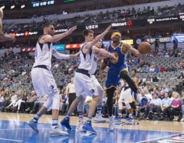 James McAdoo logra pasar el balón ante la defensa de Nicolas Brussino y Salah Mejri con un ojo tapado por la cinta para el pelo en la victoria de Golden State Warriors en cancha de Dallas Mavericks por 112-87.