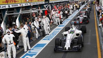 Los coches de F1 pasando por el pit lane en el GP de Australia 2016.