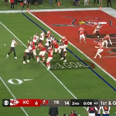 Por esto es el mejor: atentos a lo que encontró Brady entre un mar de brazos rivales