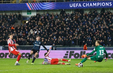 Christos Tzolis recibió el balón al borde del área y se acercó a la meta defendida por el Atlético.