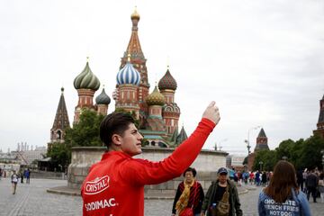 El seleccionado chileno Angelo Sagal posa en la Plaza Roja en Moscu, Rusia.