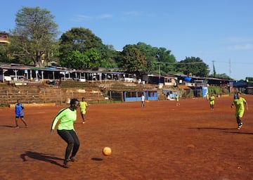 Las mujeres del Centro de Servicios Correccionales entrenan para la primera liga profesional femenina de Sierra Leona.