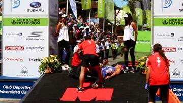 ?Triatleta Mart赤n Ulloa se desplom車 al llegar a la meta!