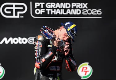Marco Bezzecchi en el podio del Gran Premio de Tailandia de MotoGP.