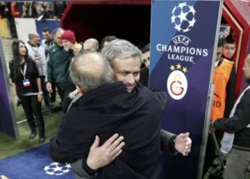 El cari&ntilde;oso saludo entre Jos&eacute; Mourinho y Fatih Terim, entrenador del Galatasaray.