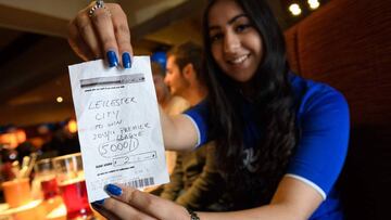 Una estudiante muestra el boleto en el que apost&oacute; dos libras por el t&iacute;tulo del Leicester. Cobrar&aacute; 10.000 de premio.