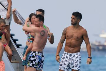 Leo Messi, Luis Su??rez y Cesc F??bregas han disfrutado de un d??a en barco por la costa de Ibiza. Los tres jugadores se encuentran de vacaciones antes de la vuelta al trabajo.