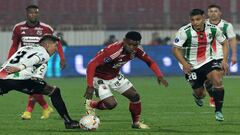 Independiente Medellin's forward Brayan Leon (C), Palestino's defender Cristian Suarez (L) and defender Dilan Zuiga fight for the ball during the Copa Sudamericana round of 16 first leg football match between Chile's Palestino and Colombia's Independiente Medellin at the National stadium in Santiago, on August 14, 2024. (Photo by Rodrigo ARANGUA / AFP)