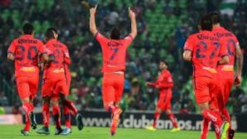 Pablo Velázquez fue el artífice de la victoria michoacana con dos goles; sin embargo, fue expulsado segundos antes de que concluyera el juego ante los laguneros.