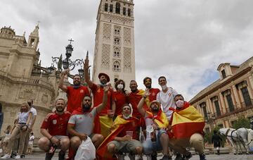 Ambiente de fiesta entre los seguidores de España y Polonia