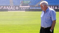 13/06/03  ATLETICO DE MADRID ENTREVISTA A LUIS ARAGONES MIRANDO EL ESCUDO EN EL CAMPO
 PUBLICADA 03/07/03 NA MA24 1COL