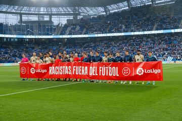 SAN SEBASTIÁN, 23/05/2023.- Los jugadores de la Real Sociedad y del Almería muestran una pancarta contra el racismo antes del encuentro de la jornada 36 de LaLiga entre Real Sociedad y UD Almería, este martes en el estadio de Anoeta, en San Sebastián. EFE/ Javier Etxezarreta
