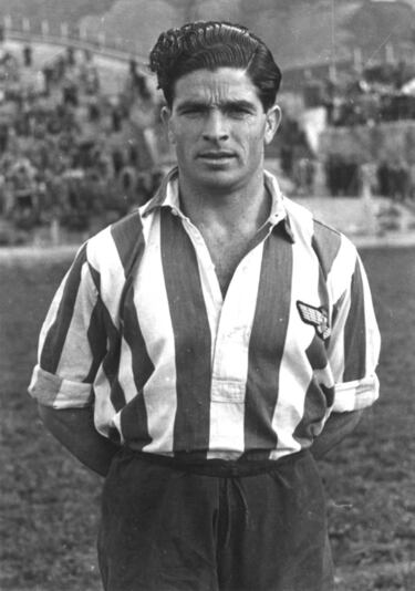 Rosendo Hernández González (Santa Cruz de La Palma, 1922-2006) fue un futbolista técnico que sorprendió por sus arrebatos geniales, su facilidad para el gol y, según cuentan las crónicas de la época, un carácter altamente variable. En sus inicios comenzó jugando con alpargatas. Militó en la Sociedad Deportiva Tenisca y el Club Deportivo Mensajero. De ahí dio el salto a la Cultural Leonesa. En la temporada 1944-45 firmó por el Atlético Aviación, donde coincidió con los canarios Campos y Arencibia. Luego jugó también en el Espanyol, Zaragoza y UD Las Palmas. Fue el primer futbolista canario en jugar un Mundial, el de Brasil 1950 junto a Silva y Molowny y en el que España obtuvo un meritorio cuarto puesto. Tras su retirada se sacó el título de entrenador y pronto se ganó la etiqueta de técnico exigente. Su apuesta decidida por la cantera grancanaria resultó clave para el ascenso a Primera de la UD Las Palmas. Pasó también por los banquillos de Córdoba, Elche, Lleida, Zaragoza, Tudelano y Mensajero.