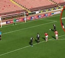Extraño penal en Inglaterra: ¡se acercó a la pelota caminando!