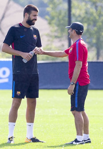 Gerard Piqué and Ernesto Valverde.