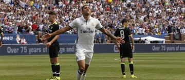 Mariano celebrates his goal