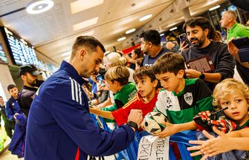 Fabián Ruiz firmando autógrafos.