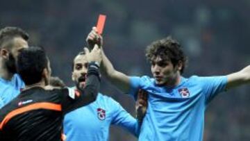 Tres partidos al jugador turco que mostró la roja al árbitro