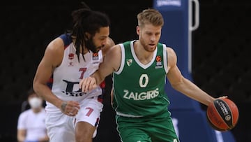 Henry persigue a Walkup durante el Zalgiris Kaunas-TD Systems Baskonia.