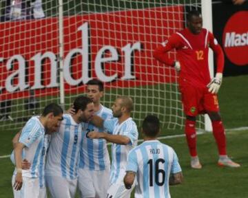 Gonzalo Higuain marca para Argentina.