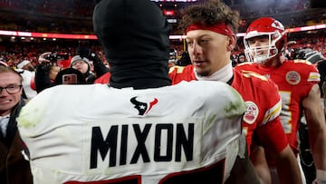 KANSAS CITY, MISSOURI - JANUARY 18: Patrick Mahomes (R) #15 of the Kansas City Chiefs talks with Joe Mixon (L) #28 of the Houston Texans after the AFC Divisional Playoff at GEHA Field at Arrowhead Stadium on January 18, 2025 in Kansas City, Missouri. Jamie Squire/Getty Images/AFP (Photo by JAMIE SQUIRE / GETTY IMAGES NORTH AMERICA / Getty Images via AFP)