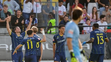 Amadora (Portugal), 26/04/2026.- FC Porto's Deniz Gul (L) celebrates with his teamamtes after scoring the 0-2 goal during the Portuguese First League soccer match between Estrela da Amadora and FC Porto, in Amadora, Lisbon, Portugal, 26 April 2026. (Lisboa) EFE/EPA/ANTONIO PEDRO SANTOS