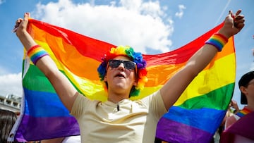 Inició junio y eso significa que el Pride Month (Mes del Orgullo) ha llegado. Aquí te explicamos qué significan las siglas LGBT+ y los colores de la bandera.