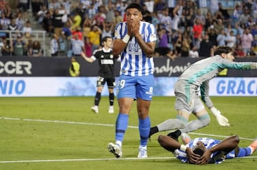 El Málaga se salva de rebote