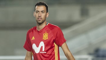 El orgullo de la mujer y el hijo de Busquets por su centenario con España