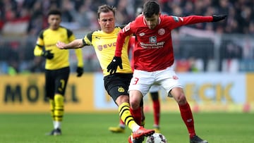 Dortmund&#039;s German midfielder Mario Goetze (L) and Mainz&#039; Spanish defender Aaron Martin (R) vie for the ball during the German First division Bundesliga football match between Borussia Dortmund and Mainz 05 in Dortmund on April 13, 2019. (Photo b