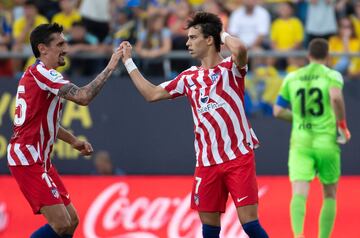 João Félix celebra con Savic el 2-2.