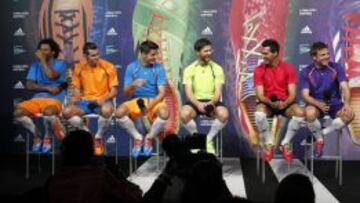 Xabi Alonso, en el acto de presentación de las botas.