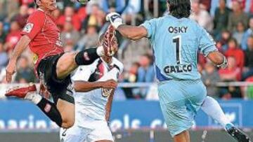 <b>UN HURACÁN. </b>Aduriz, en la imagen ante Ustari y con Cata a la expectativa, fue un tsunami en ataque para el Geta.