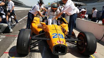 SCM11. INDIAN&Aacute;POLIS (EE.UU.), 15/05/2017.- El piloto espa&ntilde;ol Fernando Alonso (c) participa de un entrenamiento libre para las 500 Millas de Indian&aacute;polis hoy, lunes 15 de mayo de 2017, en Indian&aacute;polis, Indiana (EE.UU.). Alonso, dos veces campe&oacute;n mundial de F&oacute;rmula uno, debuta con el n&uacute;mero 29 en la lista oficial de 33 inscritos en las 500 millas de Indian&aacute;polis anunciada este lunes, pocas horas antes de los entrenamientos libres. En la 101 edici&oacute;n de la legendaria carrera, que se disputar&aacute; el 28 de mayo, tomar&aacute;n la salida siete pilotos que ya la han ganado: Juan Pablo Montoya, Buddy Lazier, Helio Catroneves, Scott Dixon, Tony Kanaan, Alexander Rossi (vencedor el a&ntilde;o pasado) y Ryan Hunter-Reay. EFE/STEVE C. MITCHELL  
 PUBLICADA 16/05/17 NA MA28 4COL
 PUBLICADA 16/05/17 NA MA01 1COL