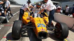 SCM11. INDIAN&Aacute;POLIS (EE.UU.), 15/05/2017.- El piloto espa&ntilde;ol Fernando Alonso (c) participa de un entrenamiento libre para las 500 Millas de Indian&aacute;polis hoy, lunes 15 de mayo de 2017, en Indian&aacute;polis, Indiana (EE.UU.). Alonso, dos veces campe&oacute;n mundial de F&oacute;rmula uno, debuta con el n&uacute;mero 29 en la lista oficial de 33 inscritos en las 500 millas de Indian&aacute;polis anunciada este lunes, pocas horas antes de los entrenamientos libres. En la 101 edici&oacute;n de la legendaria carrera, que se disputar&aacute; el 28 de mayo, tomar&aacute;n la salida siete pilotos que ya la han ganado: Juan Pablo Montoya, Buddy Lazier, Helio Catroneves, Scott Dixon, Tony Kanaan, Alexander Rossi (vencedor el a&ntilde;o pasado) y Ryan Hunter-Reay. EFE/STEVE C. MITCHELL  
 PUBLICADA 16/05/17 NA MA28 4COL
 PUBLICADA 16/05/17 NA MA01 1COL