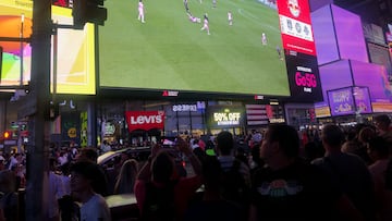 AME4632. NUEVA YORK (ESTADOS UNIDOS), 26/08/2023.- Varias personas se reúnen para observar el partido de Lionel Messi, hoy en el Times Square en Nueva York (EE. UU).  La enorme pasión que ha despertado Leo Messi tras llegar al Inter Miami desembarcó este sábado en Nueva York, donde el conjunto de Florida se medía a los New York Red Bulls en el primer partido del astro argentino en la MLS. Tras arrasar en la Leagues Cup, clasificarse para la final de la US Open Cup y sumar ocho triunfos en ocho partidos, el 'resucitado' Inter Miami, gracias a Messi y sus 10 goles, volvía este sábado a la MLS en un encuentro a domicilio en el Red Bull Arena. EFE/ Javier Otazu Elcano
