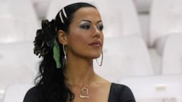 <b>Sevilla, denominación de origen. </b>Con ustedes, una morena andaluza que parece salida de un cuadro de Romero de Torres. Aires de Feria, luto que alivia poco (o nada) y pulseras de faraona. Se dejó ver en el Pizjuán y el contraste con el palangana de los asientos realzó encantos y poderío. En eso, ganó el Sevilla.