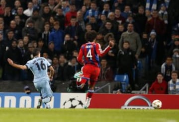 Sergio Agüero anotó los tres tantos en el triunfo de Manchester City.