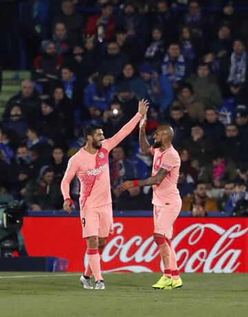 0-2. Luis Suárez celebró el segundo gol con Arturo Vidal