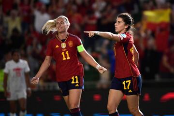 Lucía García celebra su gol con Alexia Putellas.