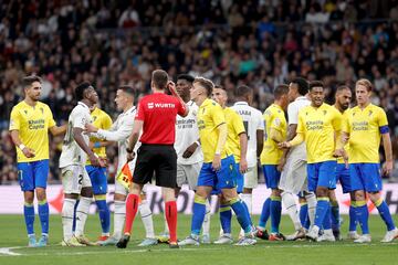 El enfrentamiento de Vinicius con Fali terminó con una tarjeta amarilla para cada uno. El jugador del Real Madrid le recriminaba al central del Cádiz un codazo sobre Rodrygo.
