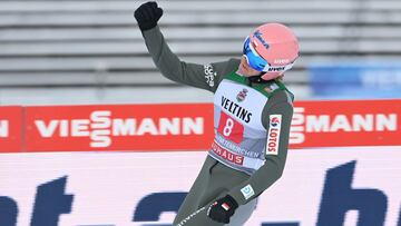 Dawid Kubacki celebra un salto durante la prueba de los Cuatro Trampolines de Garmisch-Partenkirchen de 2021.