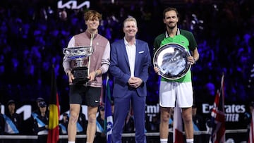Italy's Jannik Sinner (L) and runner-up Russia's Daniil Medvedev pose for the pictures with former tennis player Jim Courier after their men's singles final match on day 15 of the Australian Open tennis tournament in Melbourne on January 29, 2024. (Photo by Martin KEEP / AFP) / -- IMAGE RESTRICTED TO EDITORIAL USE - STRICTLY NO COMMERCIAL USE --